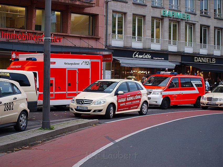 Herrenlose Einkaufstuete gesprengt Koeln Schildergasse P309.JPG